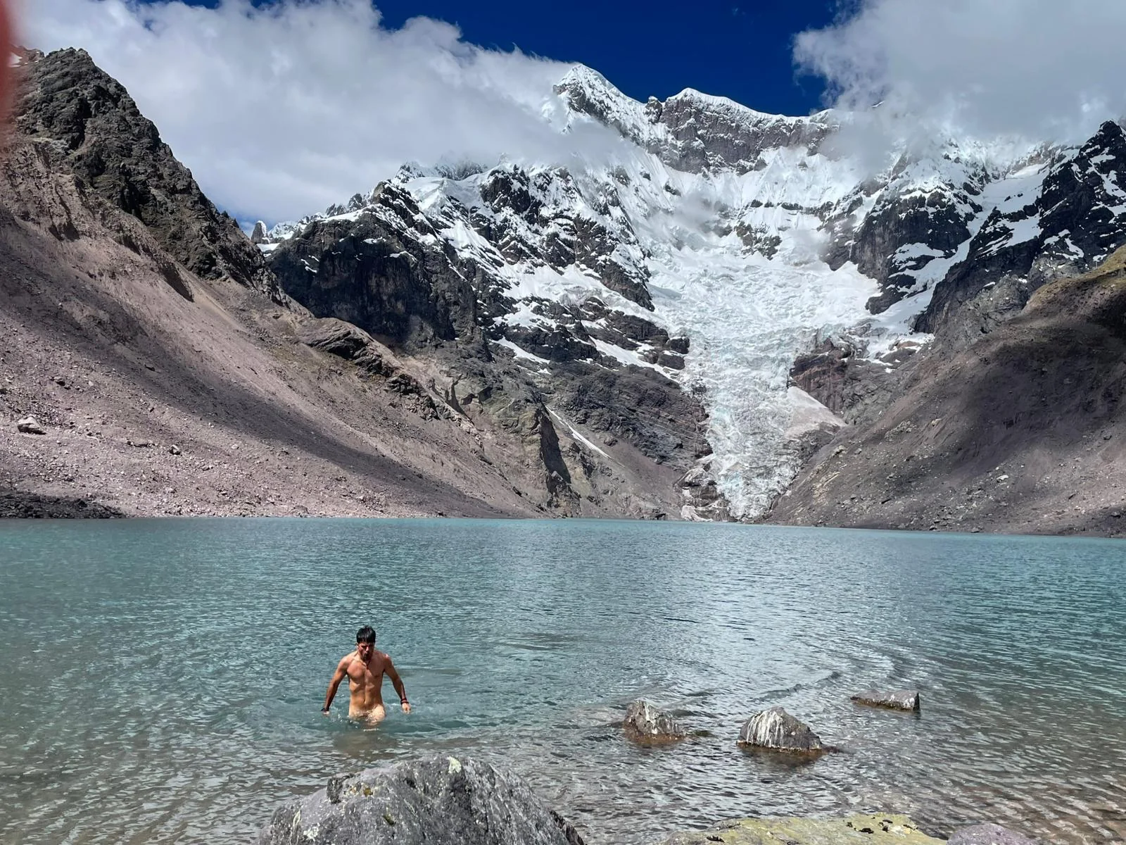 Laguna de alta montaña en los Andes peruanos