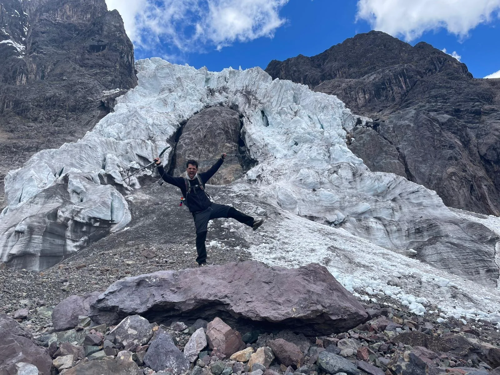 Álvaro caminando junto a un glaciar