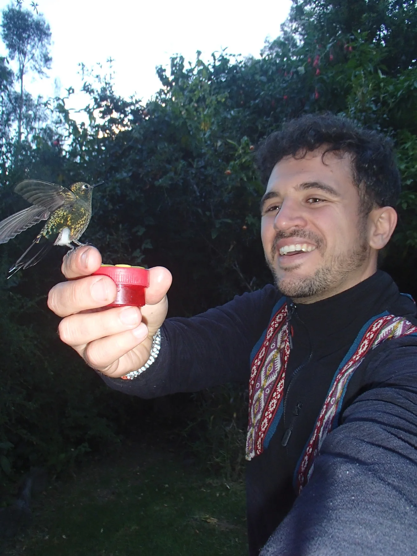 Álvaro observando un colibrí en el Valle Sagrado