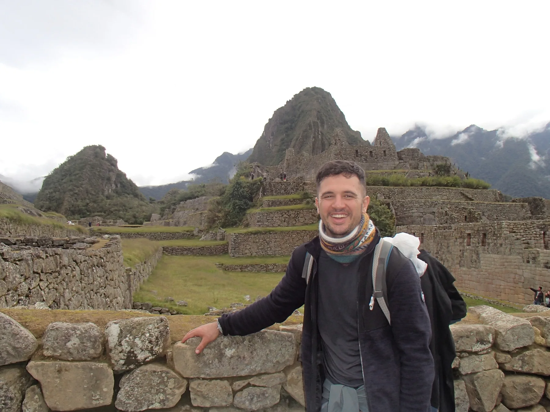 Viajero en Machu Picchu durante una ruta por Perú