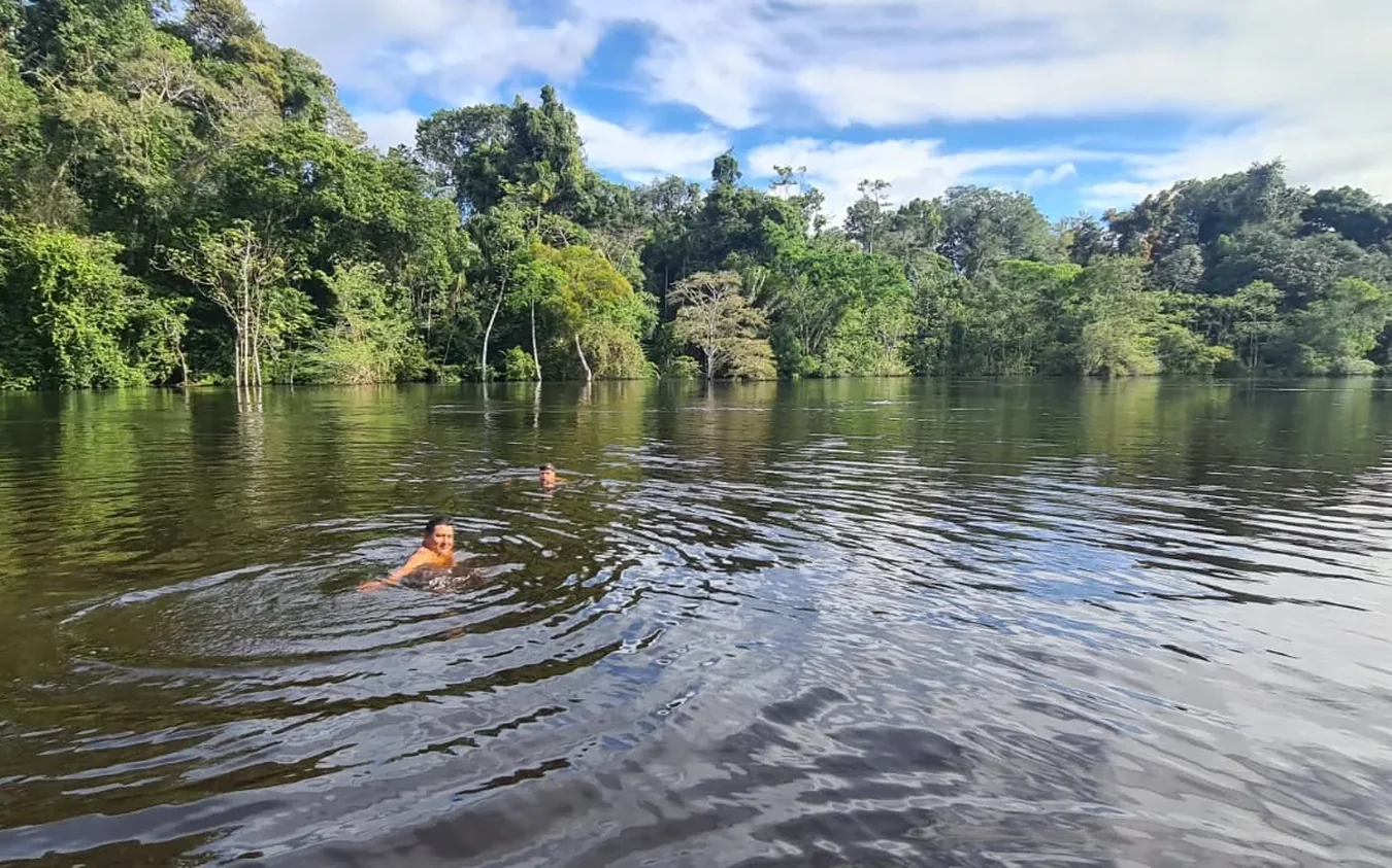 Viajeros bañándose en una laguna amazónica de Pacaya Samiria